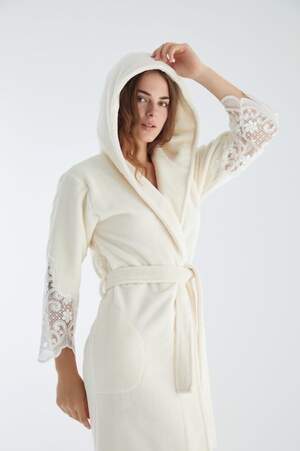 Велюровый женский халат длинный с кружевом Nusa 4150